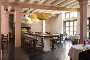 阿尔布瓦Carmel 1643的大型用餐室配有长桌和椅子