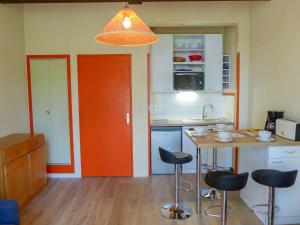 Apartment Hameau du golf-2 by Interhome的厨房或小厨房