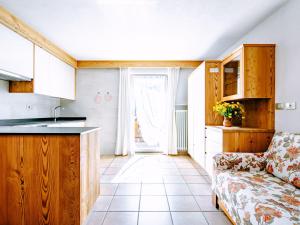 Apartment Cincelli - Marmolada by Interhome的厨房或小厨房