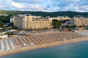 金沙Admiral Hotel - Ultra All Inclusive & Private Beach的一个带椅子和遮阳伞的海滩和一家酒店
