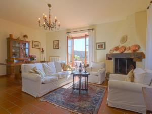 波吉邦西Apartment Casetta by Interhome的客厅配有白色沙发和壁炉