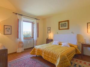 波吉邦西Apartment Casetta by Interhome的一间卧室设有一张床和一个大窗户