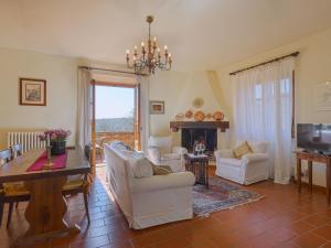 波吉邦西Apartment Casetta by Interhome的客厅配有白色家具和壁炉
