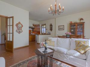 波吉邦西Apartment Casetta by Interhome的客厅配有白色的沙发和桌子