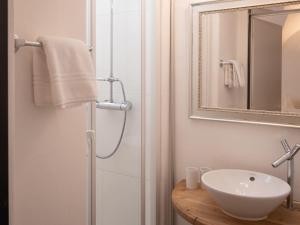 萨梅丹Apartment Chesa Chascharia 1 by Interhome的浴室设有白色水槽和镜子