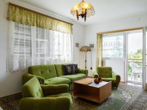 福纽德Holiday Home Dahlia by Interhome的客厅配有绿色沙发和桌子
