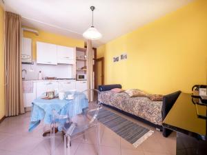 弗留利地区圣达尼埃莱Apartment Squisleep-1 by Interhome的客厅配有桌子和沙发