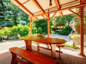 巴拉顿扎佐Holiday Home Jazmin by Interhome的天井上的木桌和长凳