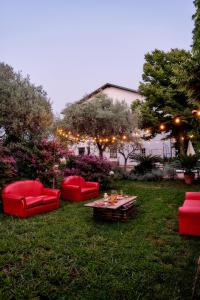 庞特卡格纳诺Casa Consalvo的庭院里设有红色椅子和桌子。