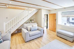 Holy IslandHost & Stay - Eden Cottage的带沙发、椅子和楼梯的客厅