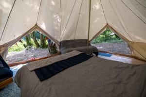 金斯坦顿Naturally Glamping的中间设有一张床的帐篷