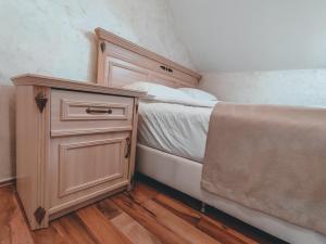 泽尼察阿尔米汽车旅馆的一间卧室配有一张床和一个木制橱柜