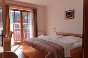 霍茨科波霍尔耶Luxury Apartments Bolf的一间卧室设有一张床和一个大窗户