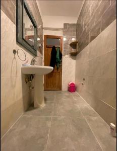 达哈布Luna House Asala Beach的浴室设有白色水槽和镜子