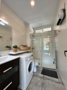 坎布里尔斯Residencia Beach的带淋浴的浴室内的洗衣机