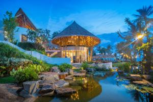 蔻立Eden Beach Khaolak Resort and Spa A Lopesan Collection Hotel - SHA Extra Plus的一个带池塘和凉亭的度假胜地