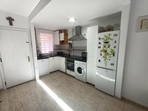 Parque HolandesPax et Bonum的厨房配有冰箱、洗衣机和烘干机