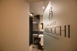 布林迪西Palazzo Bellocchi - Suites & Apartments的一间位于客房内的带镜子和水槽的浴室