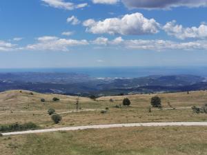 PodgorjeTumova koča na Slavniku的从山顶上可欣赏到风景