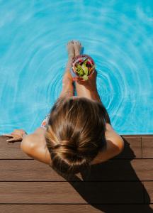 布尔诺OREA Resort Santon Brno的躺在游泳池里的女人
