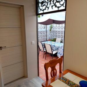 圣玛丽亚港Villa Puerto Santa María的配有桌椅和门的房间