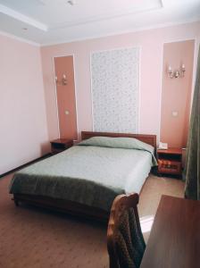 利沃夫Готель Преміум的一间卧室配有一张床和一张桌子