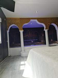 韦尔瓦Apartamento Luxury Suite Huelva Zona Centro的一间卧室设有一张带壁炉的床。