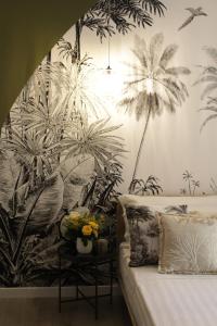萨莱诺B&B Les Lumières的卧室的墙上挂有棕榈树壁画