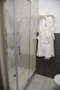 萨莱诺B&B Les Lumières的浴室设有玻璃淋浴间和白色毛巾。