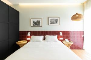 塔布阿苏Quinta de São Luiz The Vine House的卧室配有红色瓷砖和大床