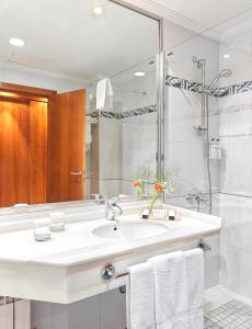 波多诺伏加拉蒂亚Spa酒店的白色的浴室设有水槽和淋浴。