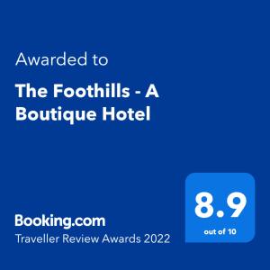 西奥利姆The Foothills - A Boutique Hotel的被授予了许多名词的蓝色标志,一个精品酒店