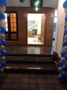 德维科拉姆God's gift的通往一个蓝色和白色气球的房间的门