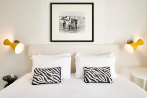 马里纳-迪-皮特拉桑塔蒙迪艾尔度假温泉酒店的一间卧室配有一张床铺,上面有一张图片