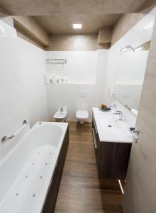 马马亚White Tower Mamaia Apartament Privat 503的一间带两个盥洗盆、浴缸和卫生间的浴室