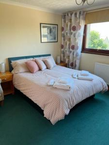 金罗斯An Escape for 2: Near a Castle Island in Scotland的一间卧室配有一张大床和毛巾