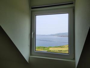 CaherkeenAnam Sona SeaView B&B的水景客房的窗户