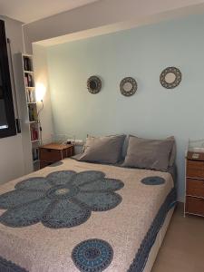 卡斯特尔德费尔斯Beach flat with garden的卧室配有一张大床,墙上挂着两个盘子