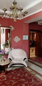 利沃夫Готель Преміум的客厅配有椅子和镜子