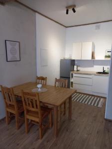 瓦尔加Old Town Apartment nr 2的一间厨房,内设一张木桌和椅子