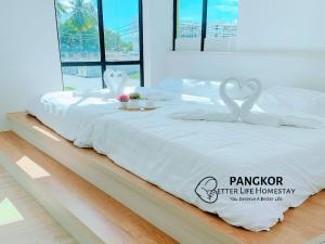 邦咯Pangkor Better Life Cozy Studio-walking 2min to beach,1-4pax的一张白色的床,上面有两个天鹅