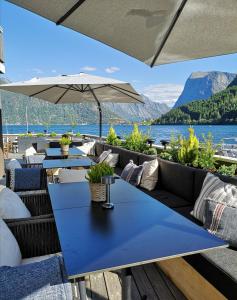 SæbøSagafjord Hotel - by Classic Norway Hotels的湖景庭院配有桌椅