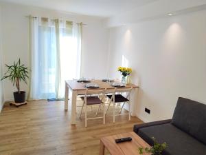 WildfleckenFeWo Wildflecken - Ferienwohnung Rhön Neubau 2021的客厅配有桌椅和沙发