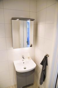KodeKungälv-Kode Golf Club Apartments的白色的浴室设有水槽和镜子