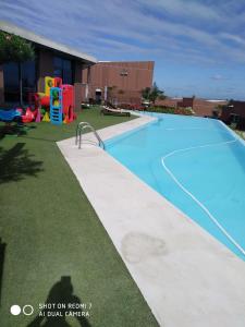 Condomínio Veloso内部或周边的泳池