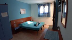 卡拉古诺内Guesthouse Affittacamere Goloritzè的小房间设有床和窗户