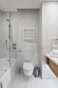 维尔纽斯CALVARY Hotel & Restaurant Vilnius的白色的浴室设有卫生间和淋浴。