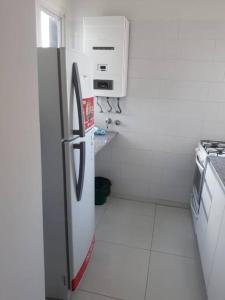 布宜诺斯艾利斯Torres de Nuñez的白色的厨房配有冰箱和炉灶。