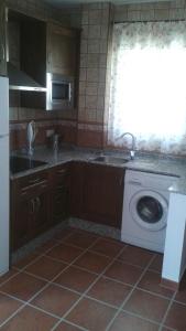 阿瓜阿马加Apartamento Antonia 2的厨房配有水槽和洗衣机