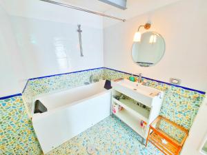 普罗奇达Monolocale Azzurro Procida的一间带水槽和镜子的浴室